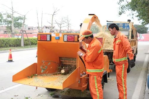 大型移動式樹枝粉碎機(jī)